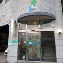 入口。階段を上がるとフロント。エレベーターはこの裏にあります