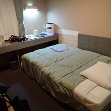 シングルにしてはちょっと広め。ソファーもあります