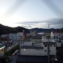 部屋からの眺め。左手にファミリーマートが見えます