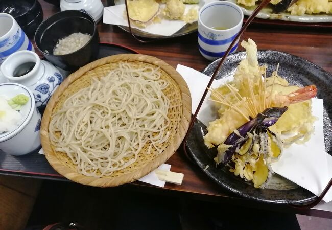 天ぷら豪華で美味しいお蕎麦