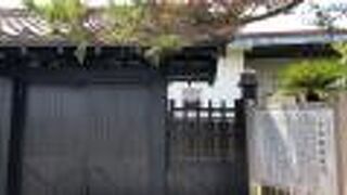 大村小学校の門！