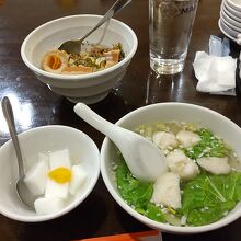 ルーローハンセットのスープと杏仁豆腐