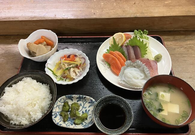 老夫婦が営む地元の定食屋さん