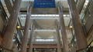 横浜のシンボルのお膝元のショッピングゾーン