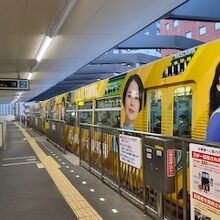 広告が張られた外観