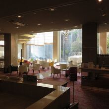 コトラウンジ、逆光です