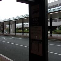 成田空港第二ターミナルバス乗り場33番からシャトルバス。