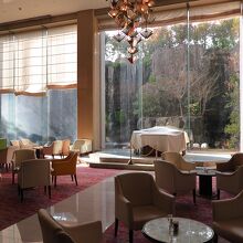 パイプオルガン、豪華なシャンデリア、大きな窓の外には滝