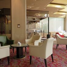 左手には白いピアノ…コロナ前にはコンサートが開かれていました