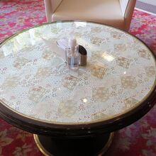 テーブルには美しい絹織物