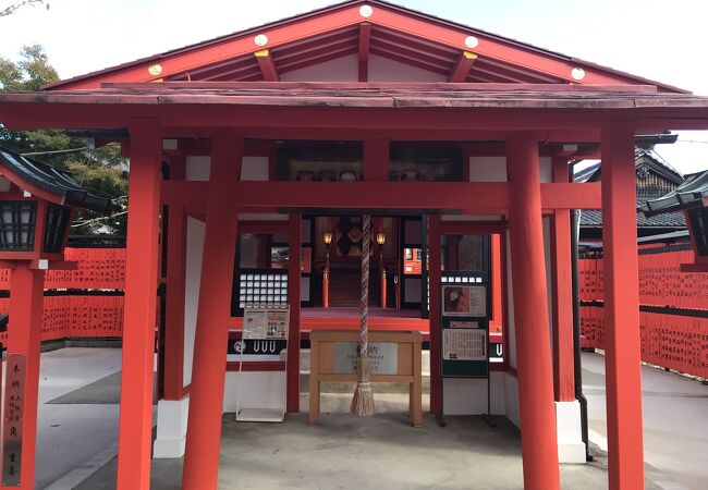 芸能神社を取り囲む朱色に塗られた玉垣