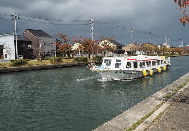 内川の水路を通る