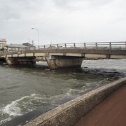 ３方向の合流点に架かる橋