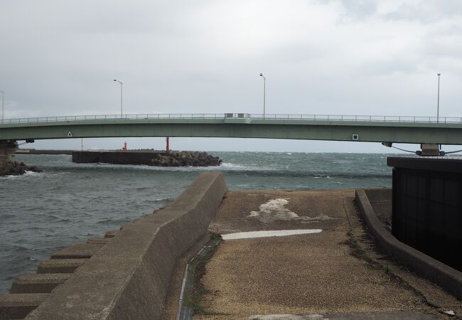 内川の富山湾に出る場所に架かる橋