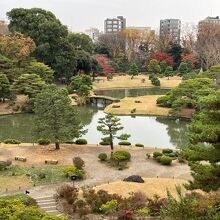 背景のビルが残念だが、立派な庭園が残されている