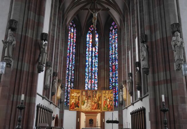 赤と白の内装とステンドグラスが素敵な教会（マリエンカペレ）