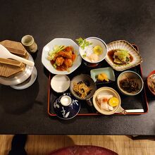 お料理はなかなか。特に汁物のもつ煮込みがうまい。