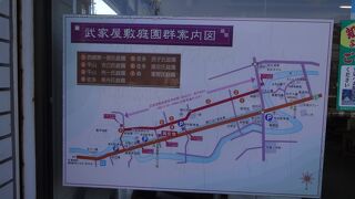 静かな落ち着いた一角に、武家屋敷の庭園が続いていました。