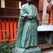 鳥居の横に坂本龍馬