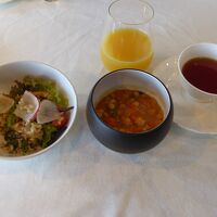 朝食に出されたボリュームたっぷりのサラダ（左）とスープ（右）