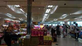 紅いもタルトを前面に並べてアピール