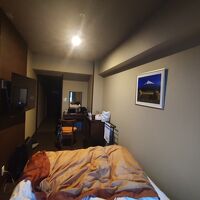 セミダブルのお部屋、この狭さは、ちょっとありえません…。