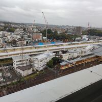 駅側のお部屋からは、電車(3路線)がよく見えます。