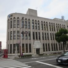 門司電気通信レトロ館の建物。角を丸くし、柱を多くしています。