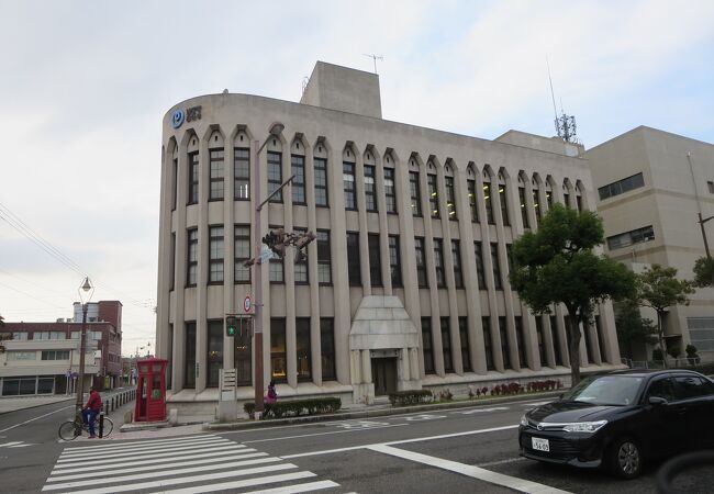 門司港レトロ地区からは少し離れますが、洗練されたデザインのビルには明治以来の通信器があります。