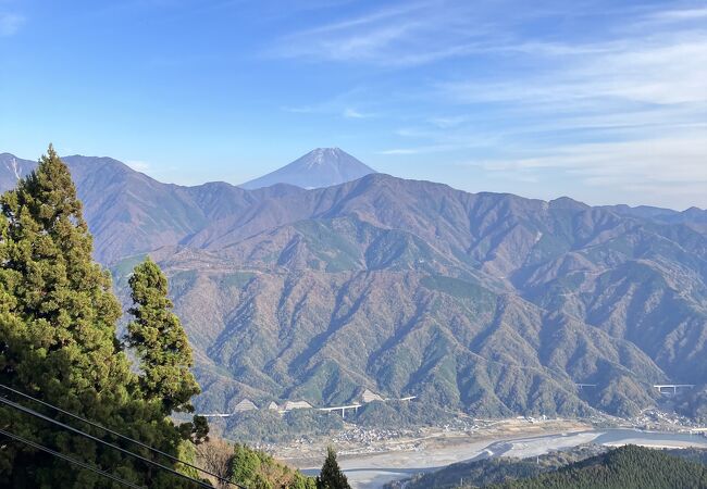 展望台から富士山も眺められます。