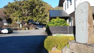 洞窟の中にお湯が湧き出ているスポット