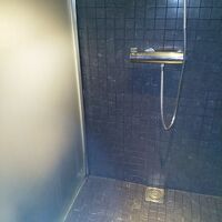 シャワー。お湯がでるのに時間がかかりました。
