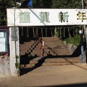 行基創建と伝わる大きな寺院。