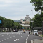 JR姫路駅前から姫路城へ続く大通り