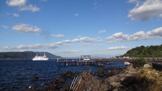 フェリーターミナルから歩いてここに来ることができます。