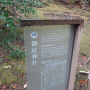 雨の中、仙巌園の庭園を散策していた時に見つけた神社です。