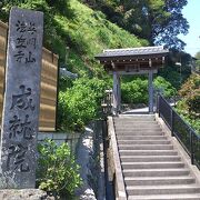 茅葺屋根の山門が印象的