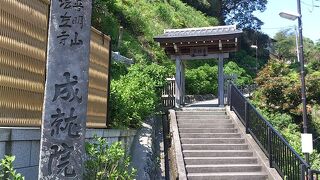 茅葺屋根の山門が印象的