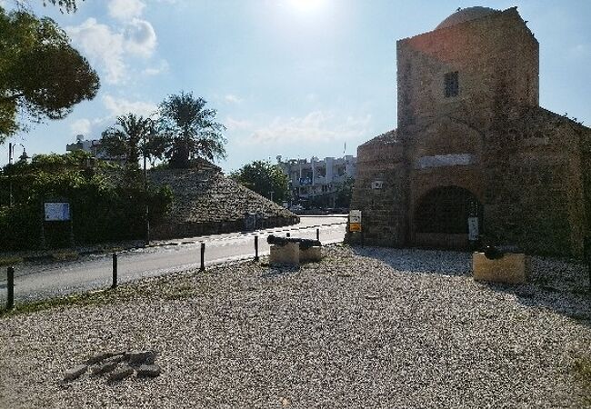 周りには人はいらっしゃいませんが大通りにあるので門の周りは車は結構通ります