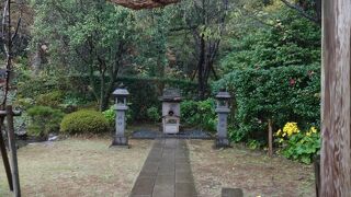 猫神神社は仙巌園のなかにありました。