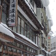 昔ながらの湯治旅館が並ぶレトロな温泉街