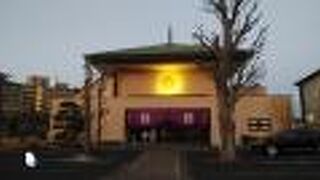 現代的な本堂を有する寺院