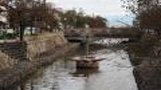 湊川沿いに遊歩道が整備されている