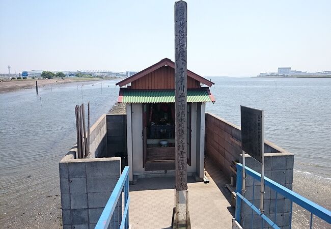 関東大震災や東京大空襲の時に流れ着いた水難者をお祀りしています