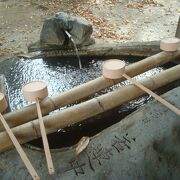 三朝神社の手水所はラジウム温泉