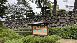 水にあふれる城跡の公園