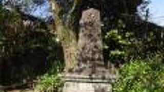 階段を少し上った場所にありました。