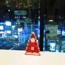 窓から渋谷の街が見下ろせる