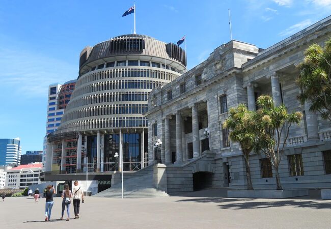 ビーハイブ（ハチの巣）と呼ばれている建物は、国会議事堂ではなく閣僚の執務棟