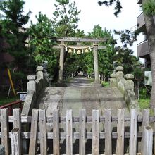 鶴嶺八幡宮入口の石橋と鳥居